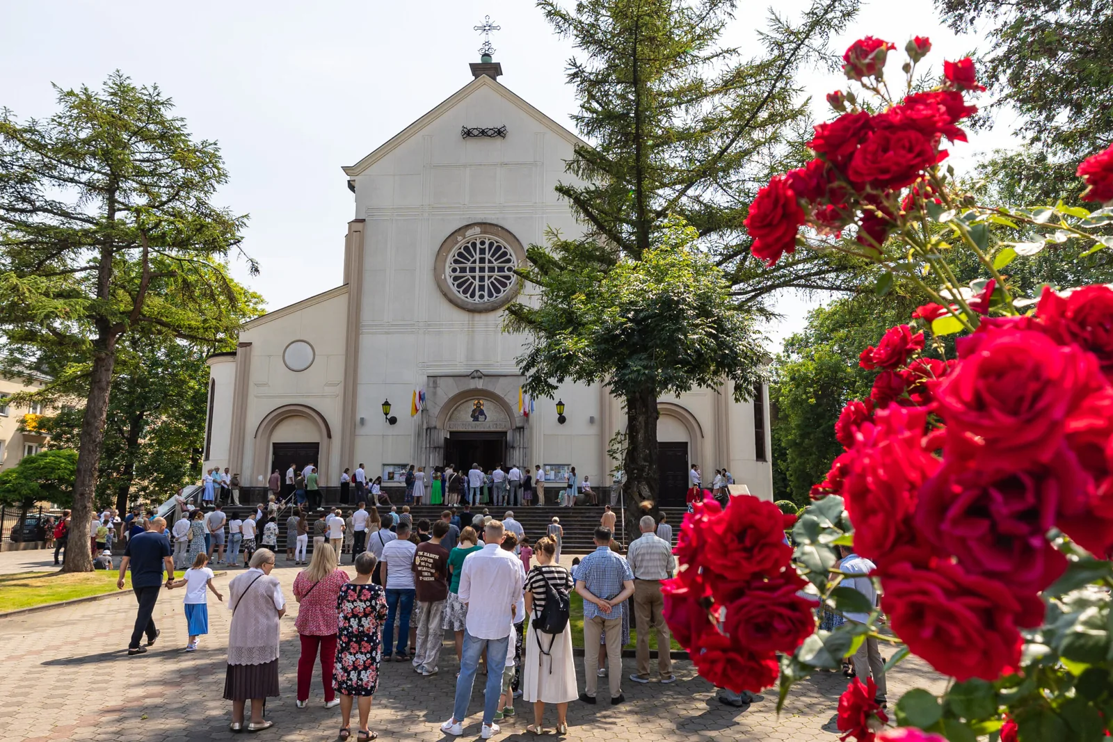 Procesja przed kościołem Chrystusa Króla w uroczystość Bożego Ciała