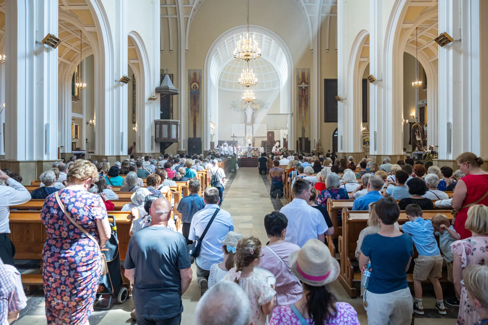 Nawa główna kościoła wypełniona wiernymi podczas Mszy Świętej